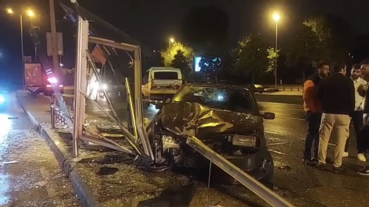 Maltepe'de, alkollü sürücü otobüs durağına daldı