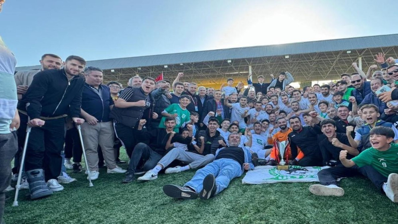 İsmail Yüksek koltuk değnekleriyle maç izledi