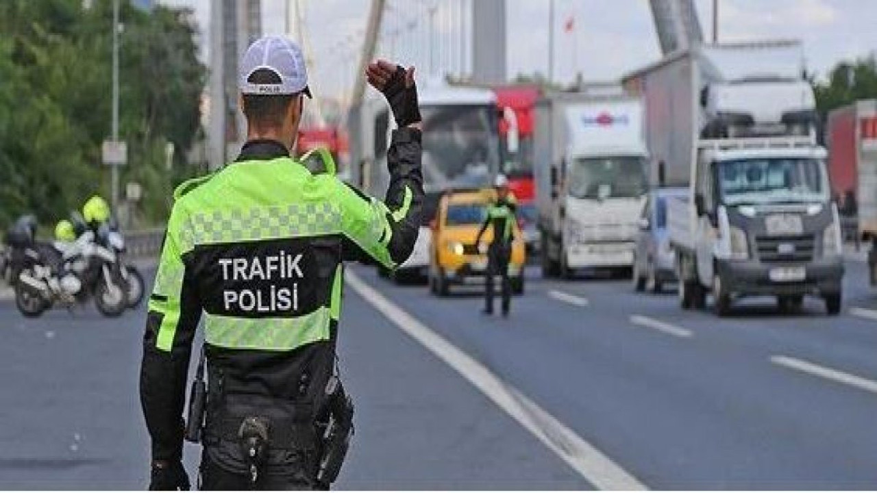 Makas atıp trafiği tehlikeye düşüren sürücüye para cezası verildi