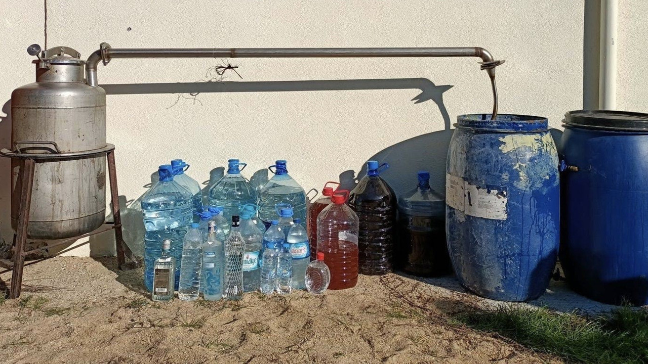 Evinde 320 litre sahte içki çıktı