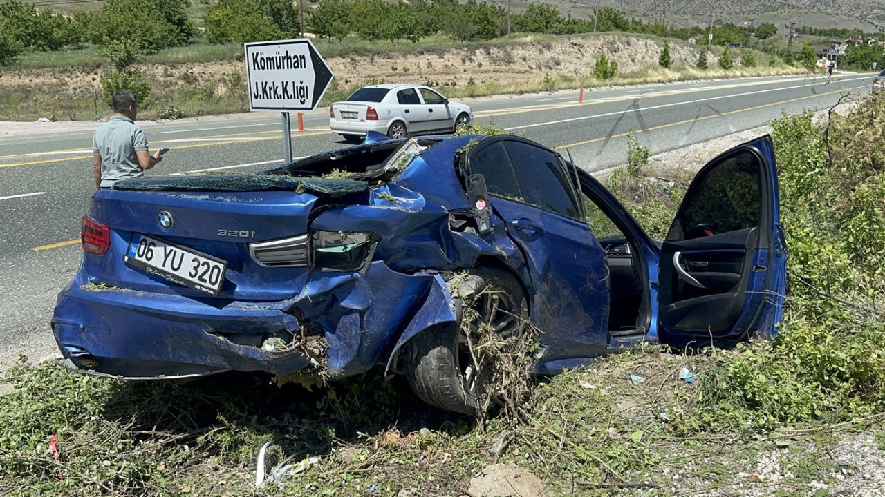 Lüks araç duvara çarptı. 1’i ağır 2 yaralı