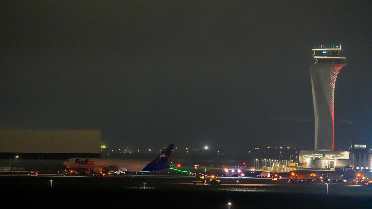 Gövde üzerine iniş yapan kargo uçağı pistten kaldırıldı