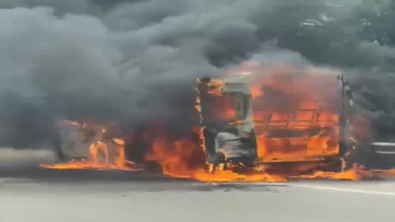 Servis minibüsü alev topuna döndü