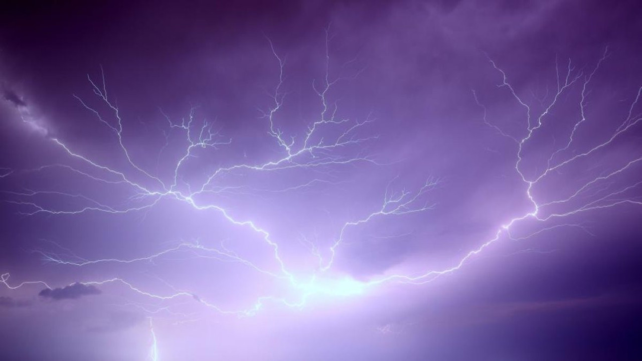 Şimşekler geceyi gündüze çevirdi (11 Mayıs 2024)