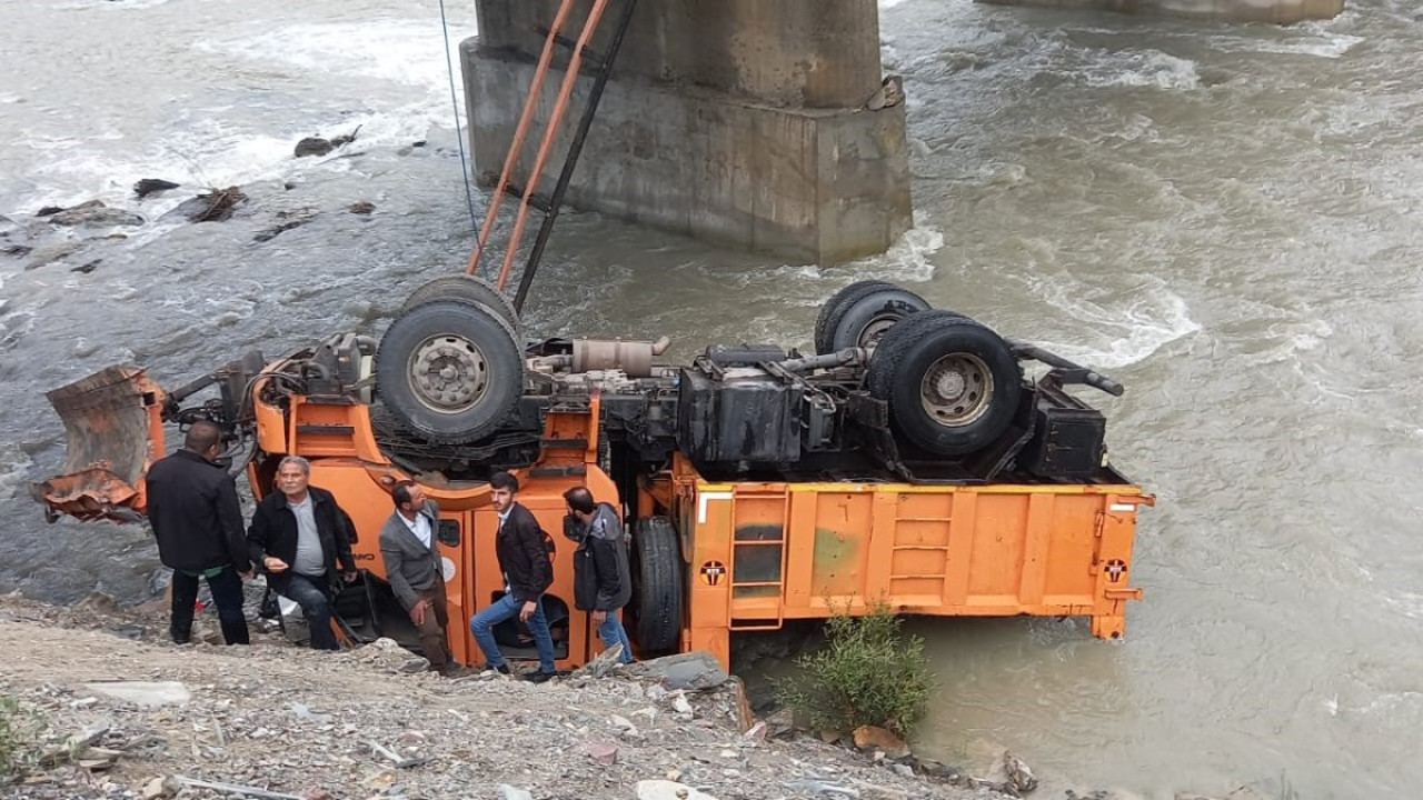 Karayollarının iş makinesi Zap Suyu’na yuvarlandı
