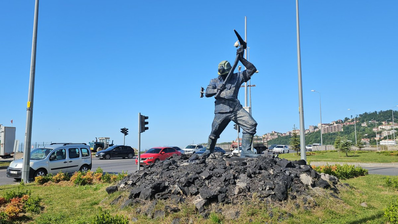 Boyamasıyla tepki çeken madenci heykelinin boyaları kazındı (17 Mayıs 2024)