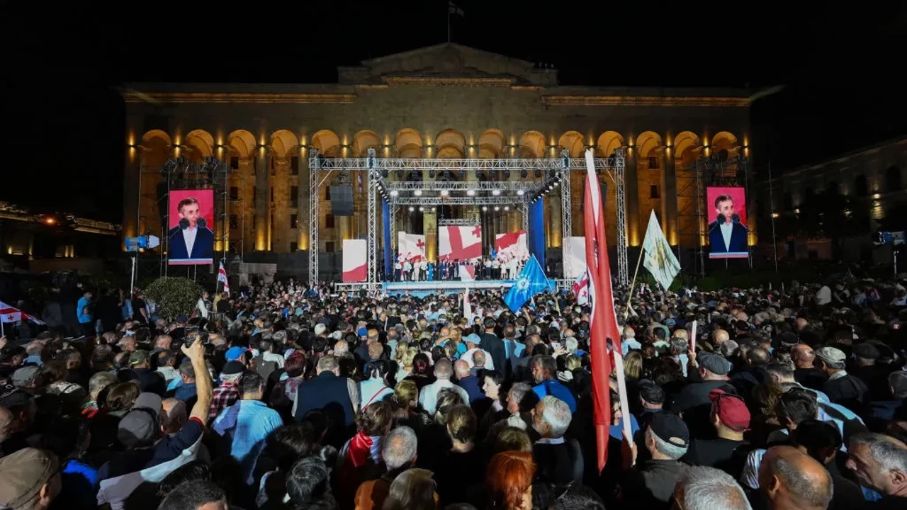 Gürcistan'daki iktidar partisi veto edilen yasa için son kozunu oynayacak