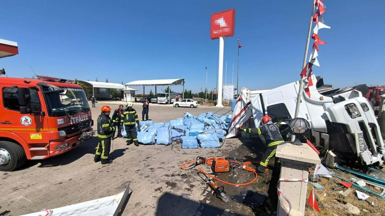 Akaryakıt istasyonunun duvarına çarpan kamyonun şoförü yaşamını yitirdi