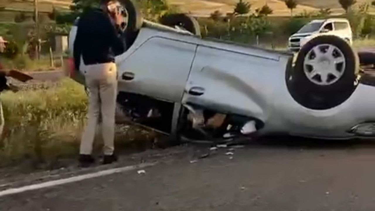 Düğün konvoyuna katılan otomobil takla attı