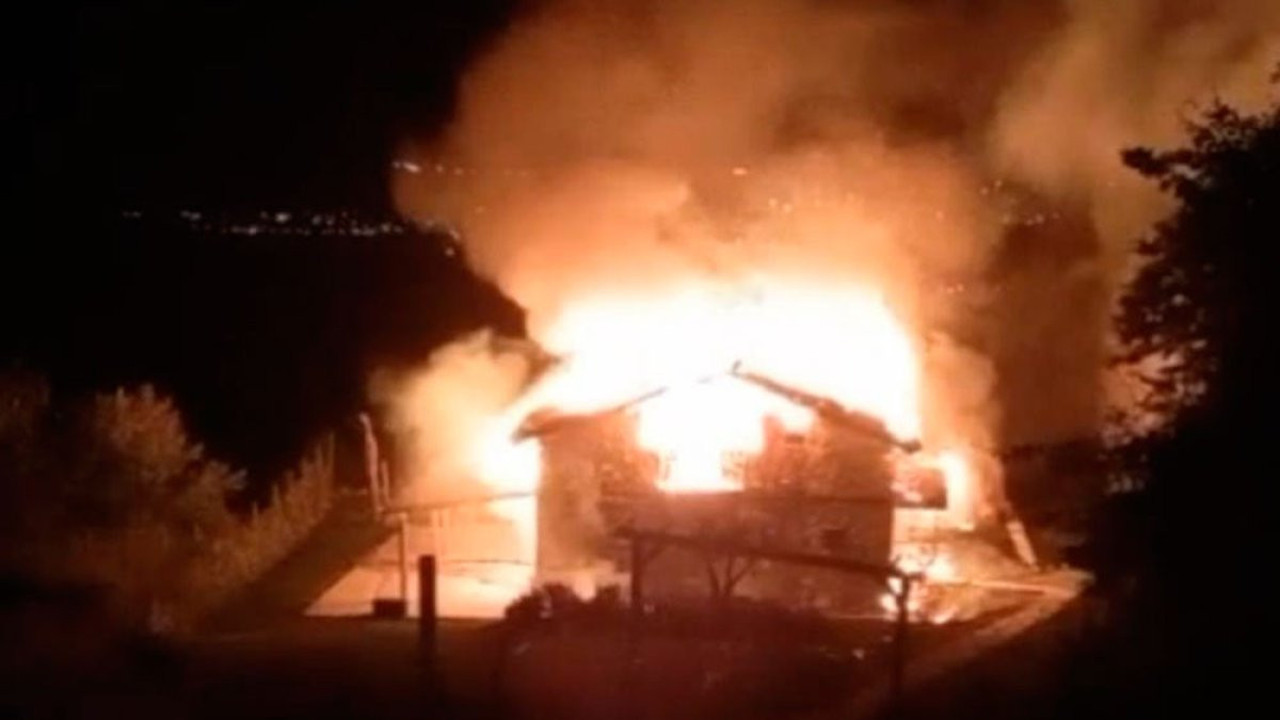 Güneş paneli faciaya yol açtı. Ormanlık alandaki müstakil ev alev topuna döndü