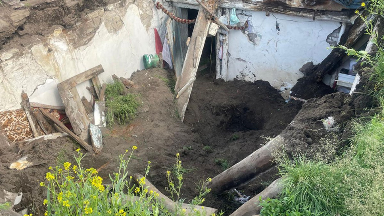 Aşırı yağış nedeniyle kerpiç evin çatısı çöktü. 1 kişi enkaz altında kaldı