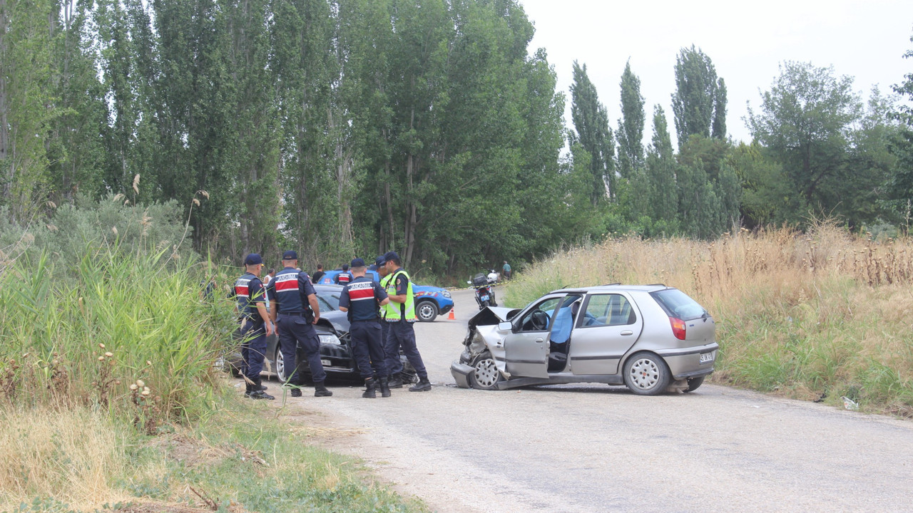 Otomobiller kafa kafaya çarpıştı: Karı koca öldü