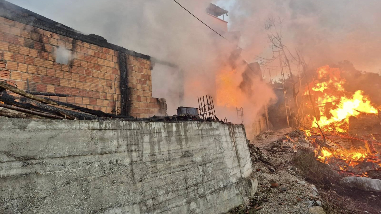 Sinop'taki yangında 5 ev yandı