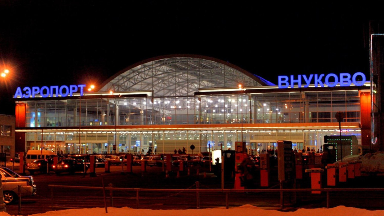 Tacikler Moskova Havaalanında mahsur kaldı