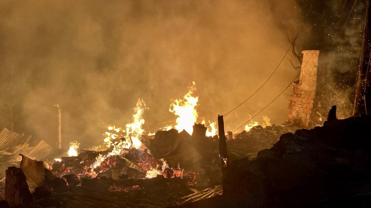 Sinop'ta 2 ev ve bir ambar alev alev yandı