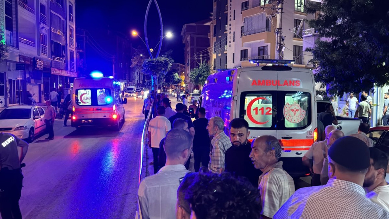 Lokantada yemek yerken silahlı saldırıya uğradılar