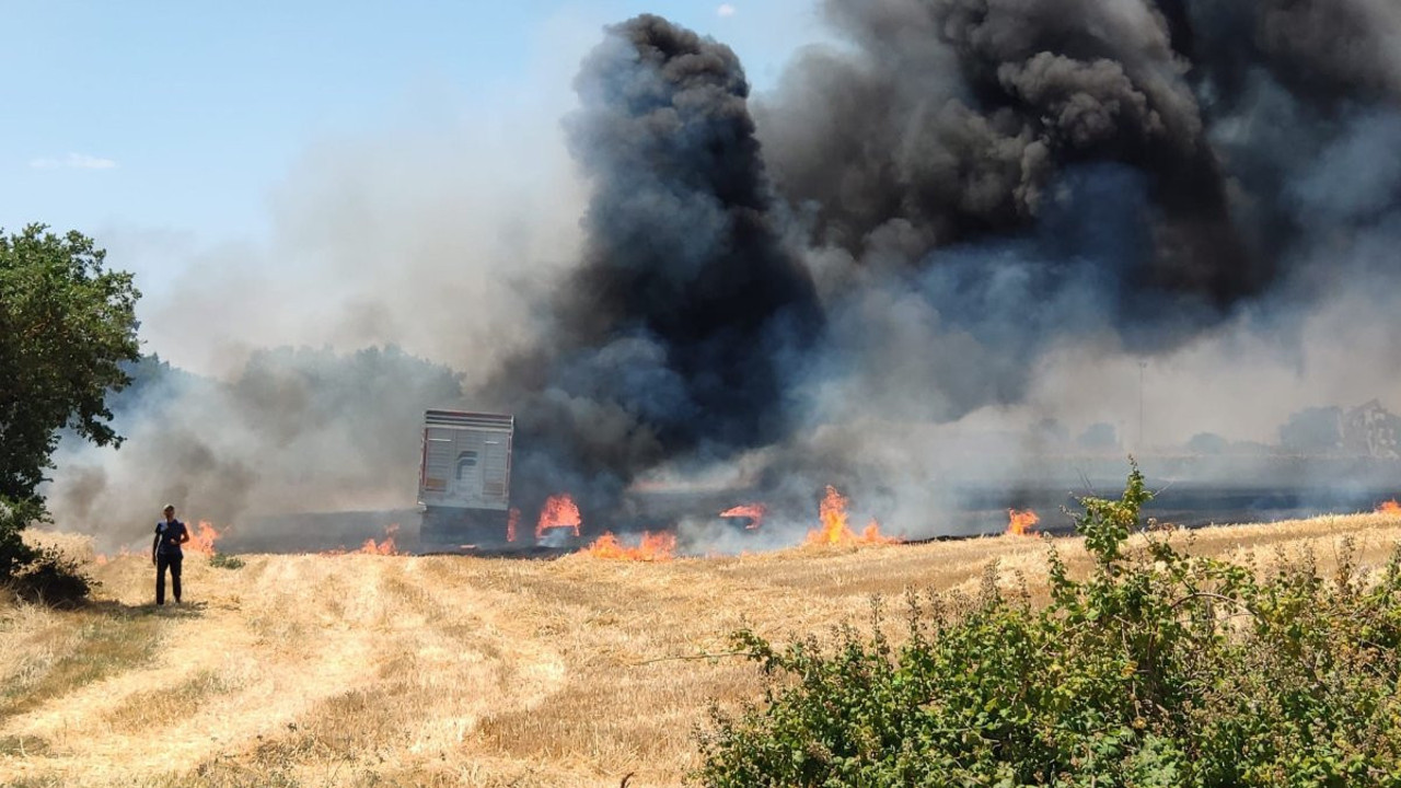 Buğday yüklü TIR alev alev yandı! Anız tarlasına sıçradı