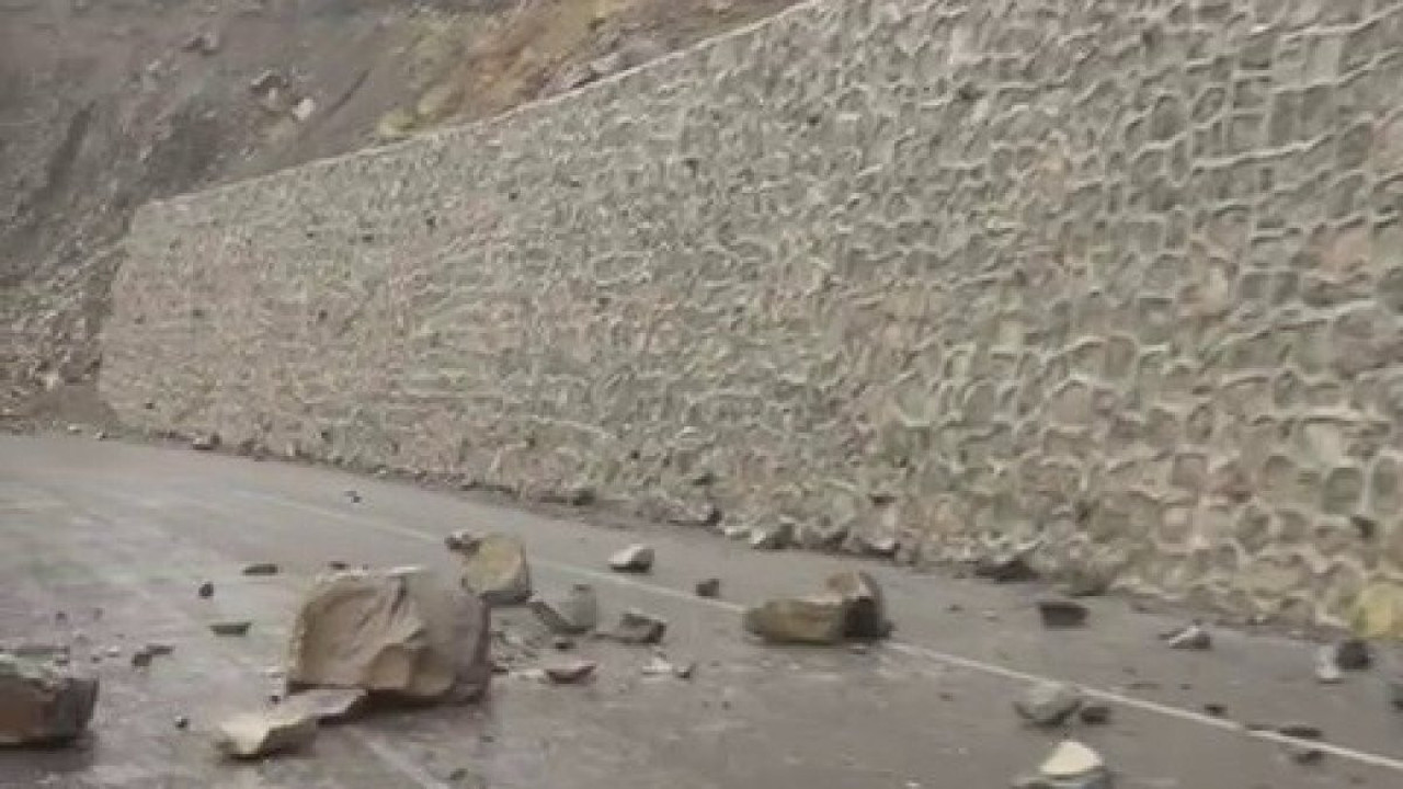 Kars'ta heyelan sürücülere zor anlar yaşattı