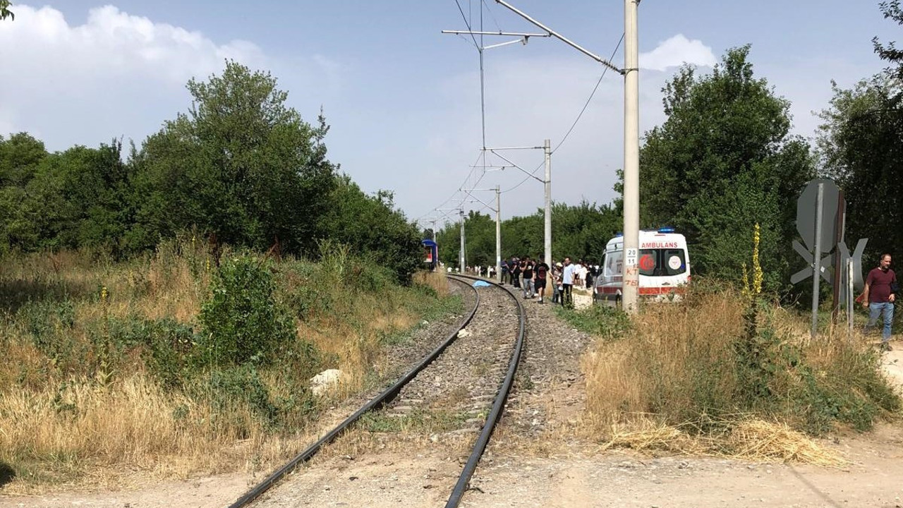 Yolcu treni çapa motoruna çarptı