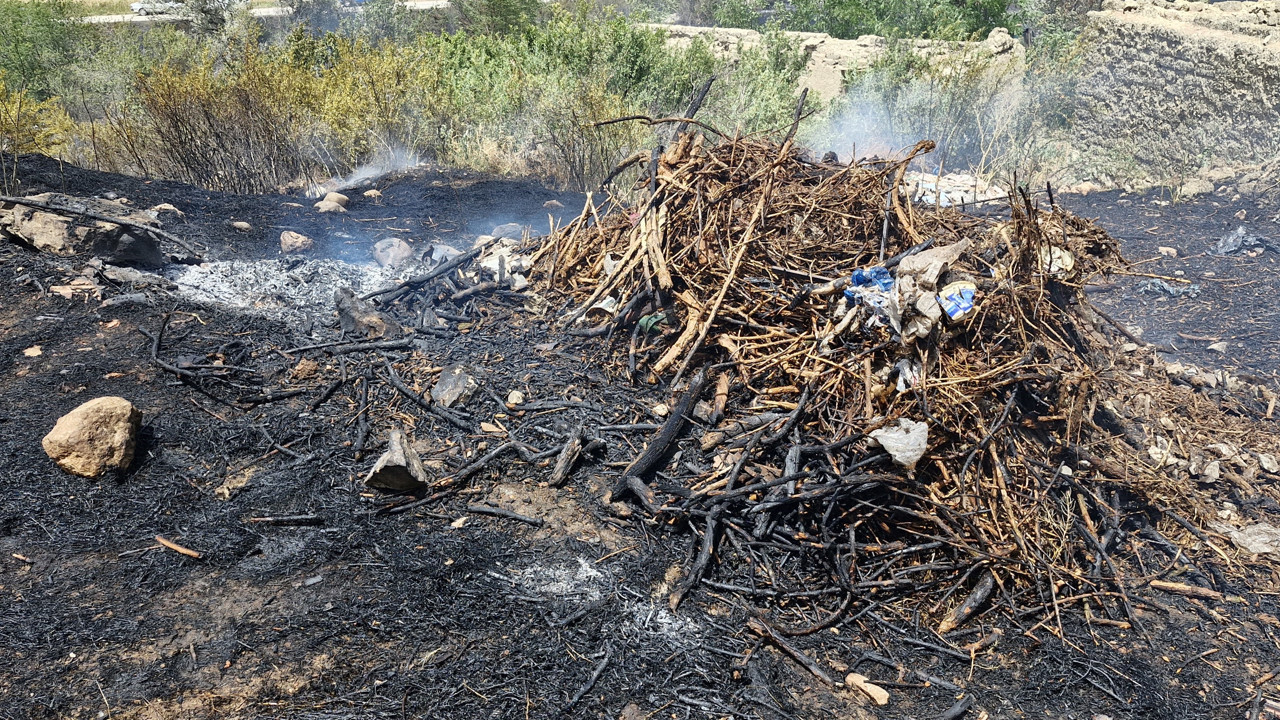 Anız yakmak istedi 600 balya samanı kül etti