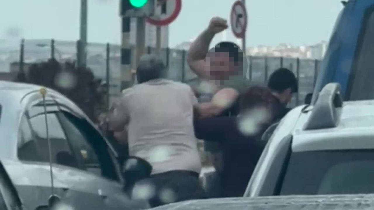Yol verme kavgasında yumruklar havada uçuştu