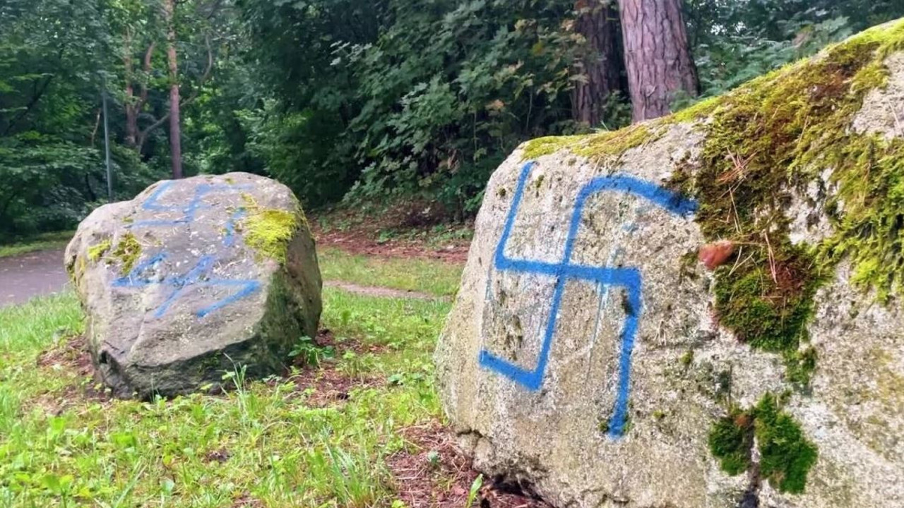 Neonaziler soykırım anıtını hedef aldı