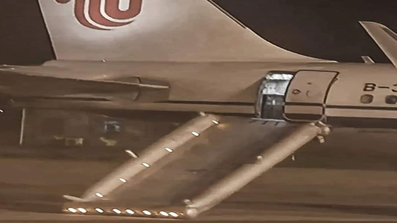 Tuvaleti arayan yolcu tahliye kaydırağını açtı