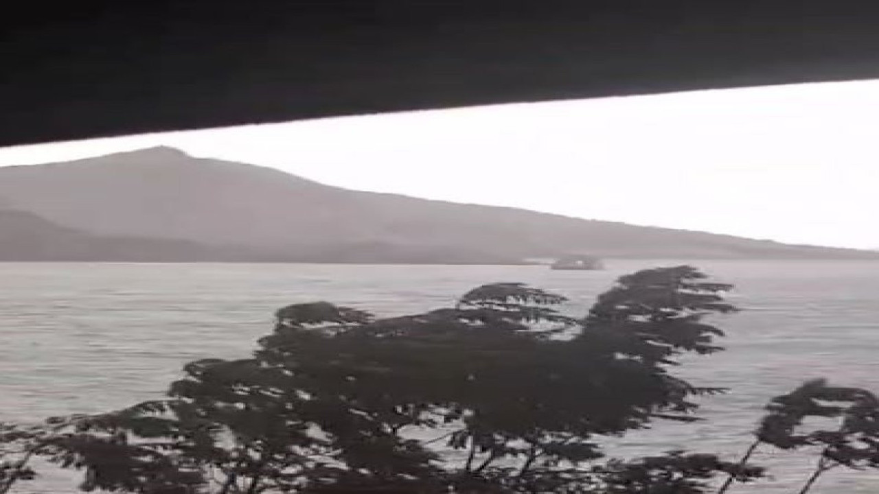 Feribotu şiddetli fırtına vurdu