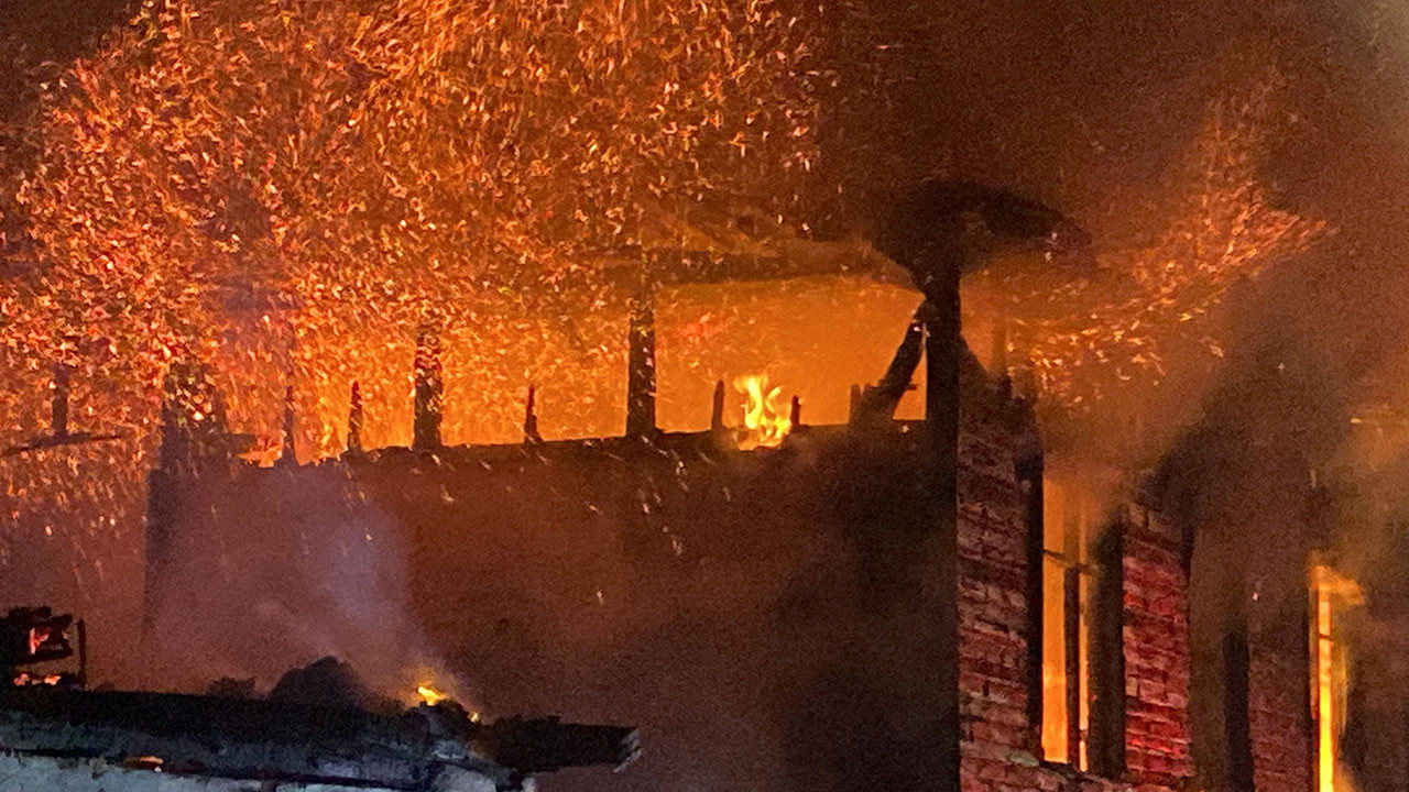 İki ahşap ev kül oldu