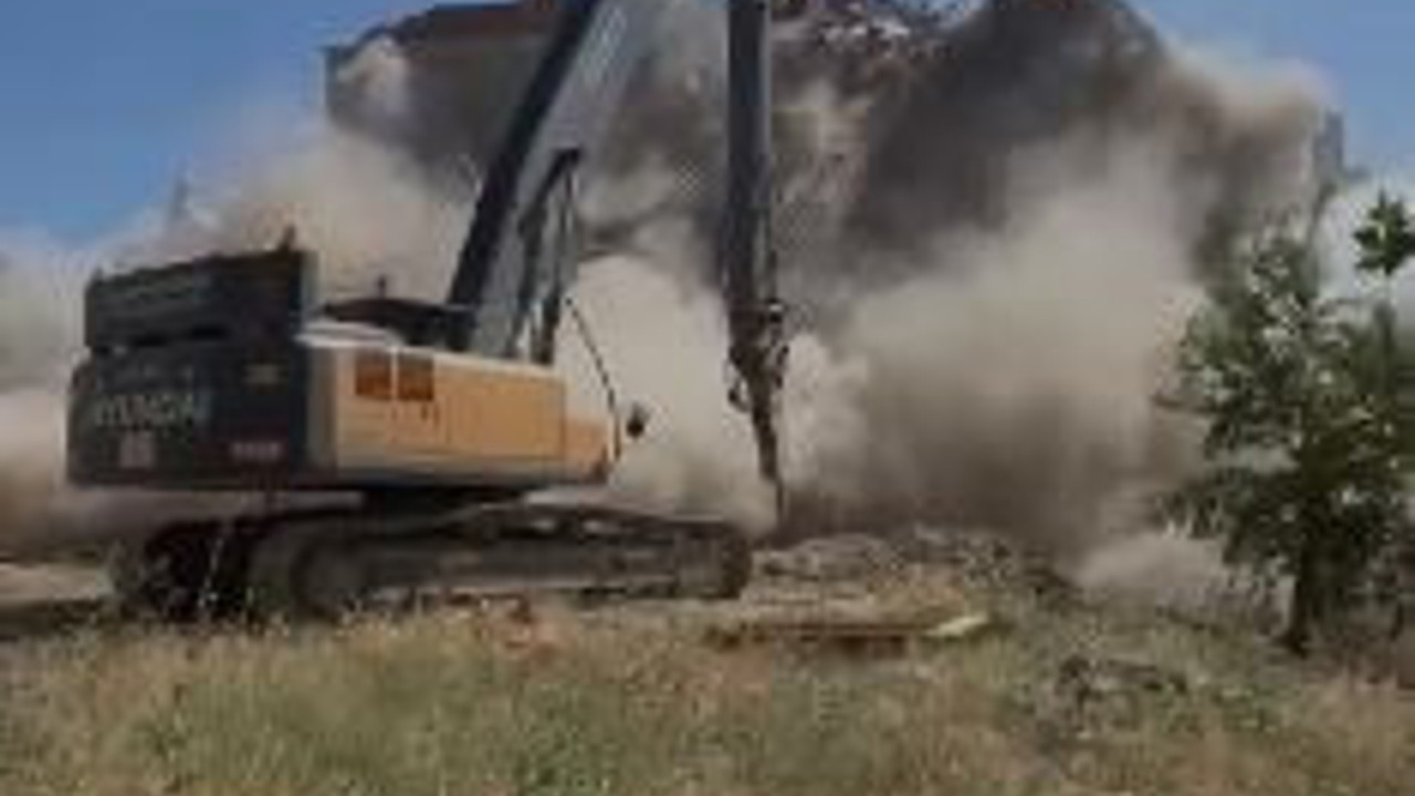 Tek darbeyle yerle bir oldu