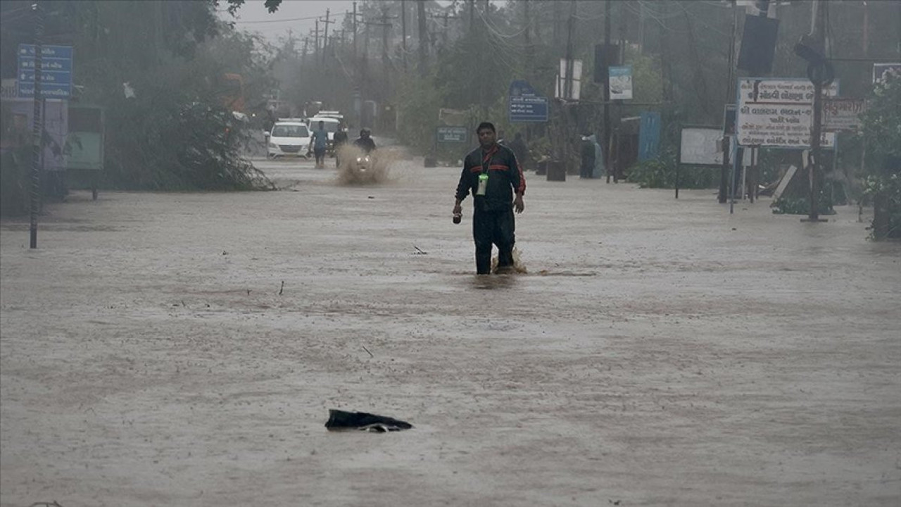 Aşırı yağışların yol açtığı kazalarda 12 kişi öldü