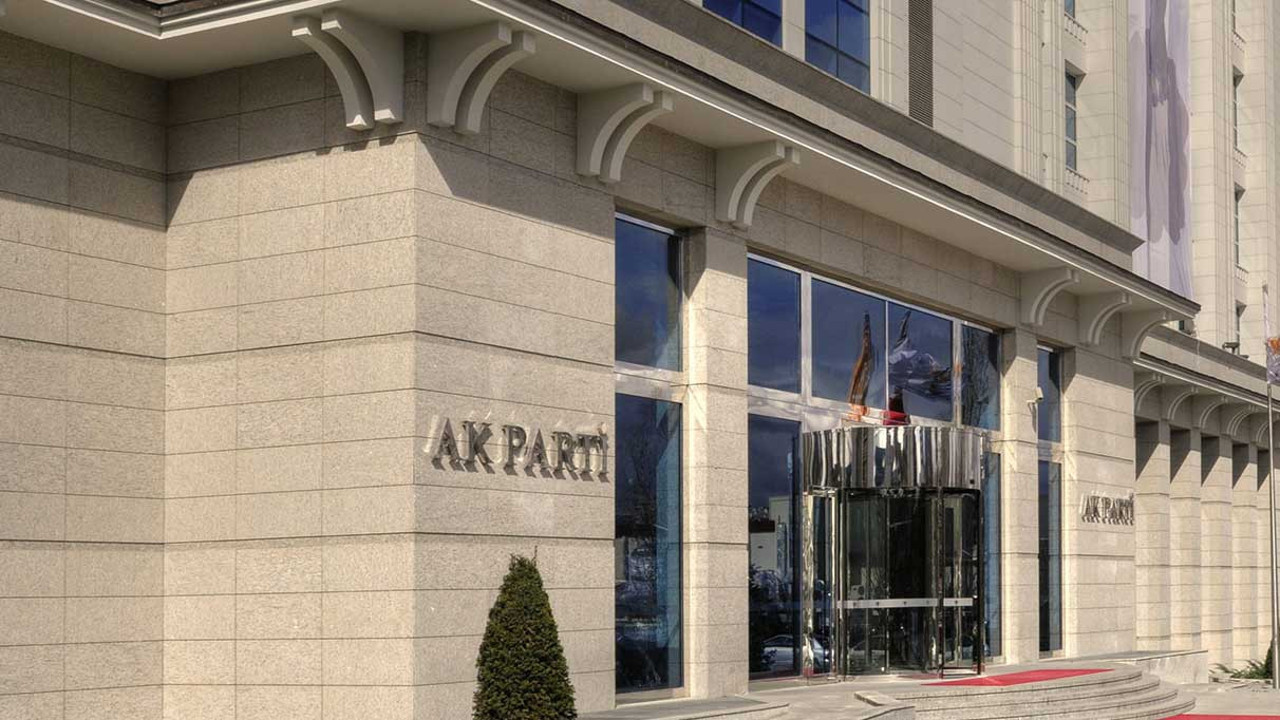 AKP'de peş peşe istifalar