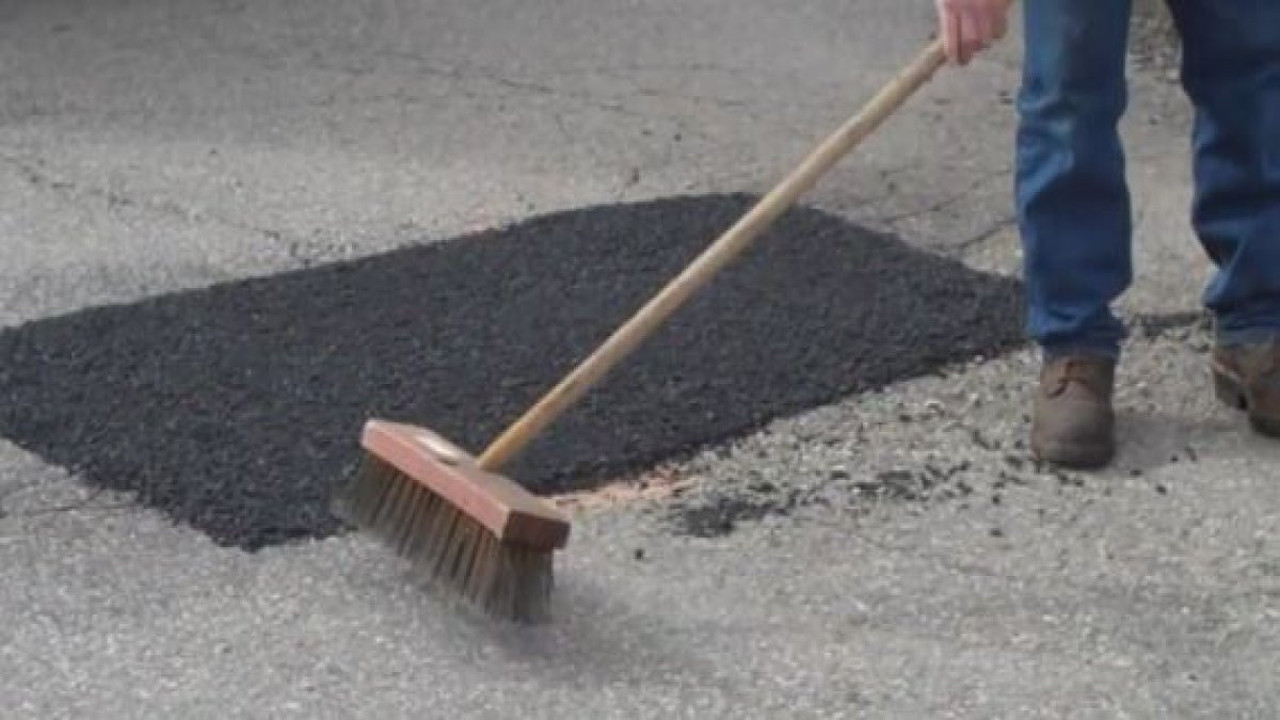 Çukurları kendi kendine onaran asfalt icat edildi. Asfalta yama yapma tarihe karışacak