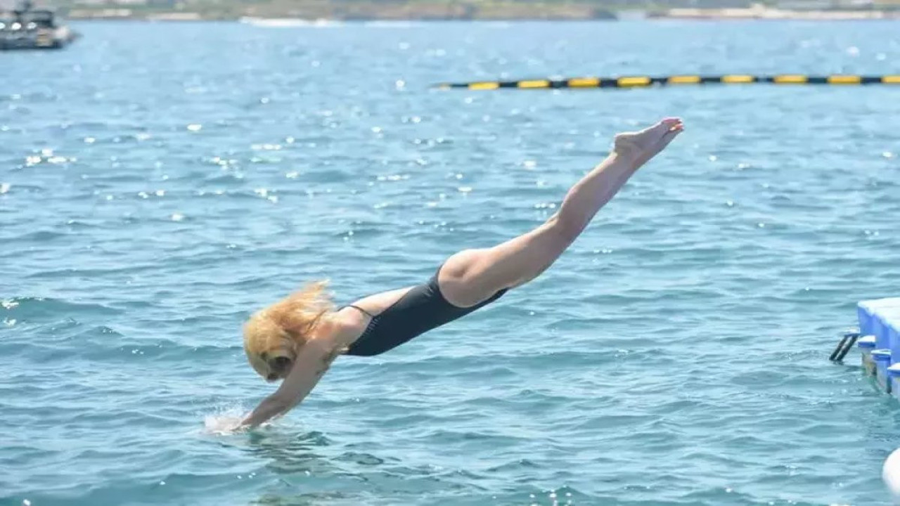 Emine Ün rengarenk bikinisiyle denize balıklama daldı