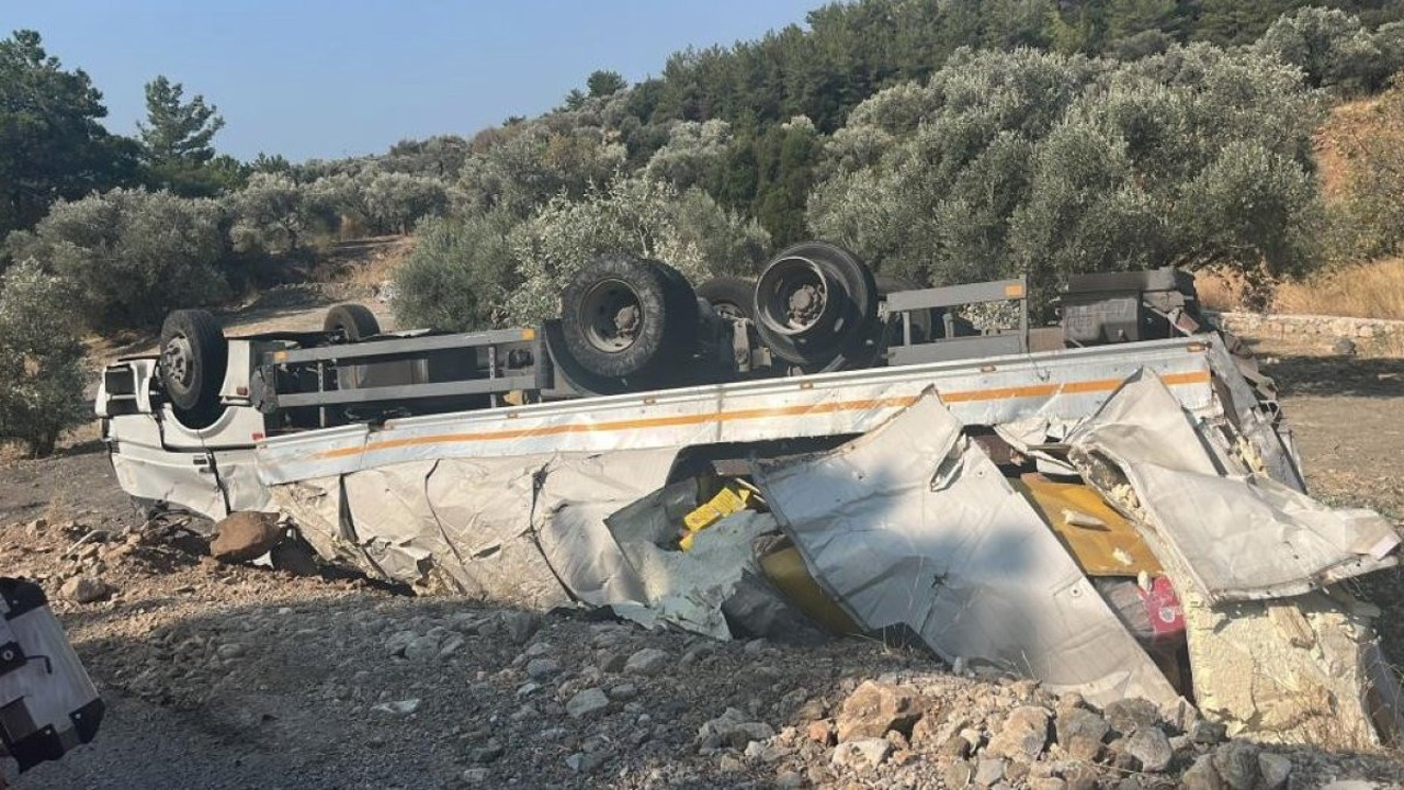 Ters dönen tırdan sağ kurtuldu