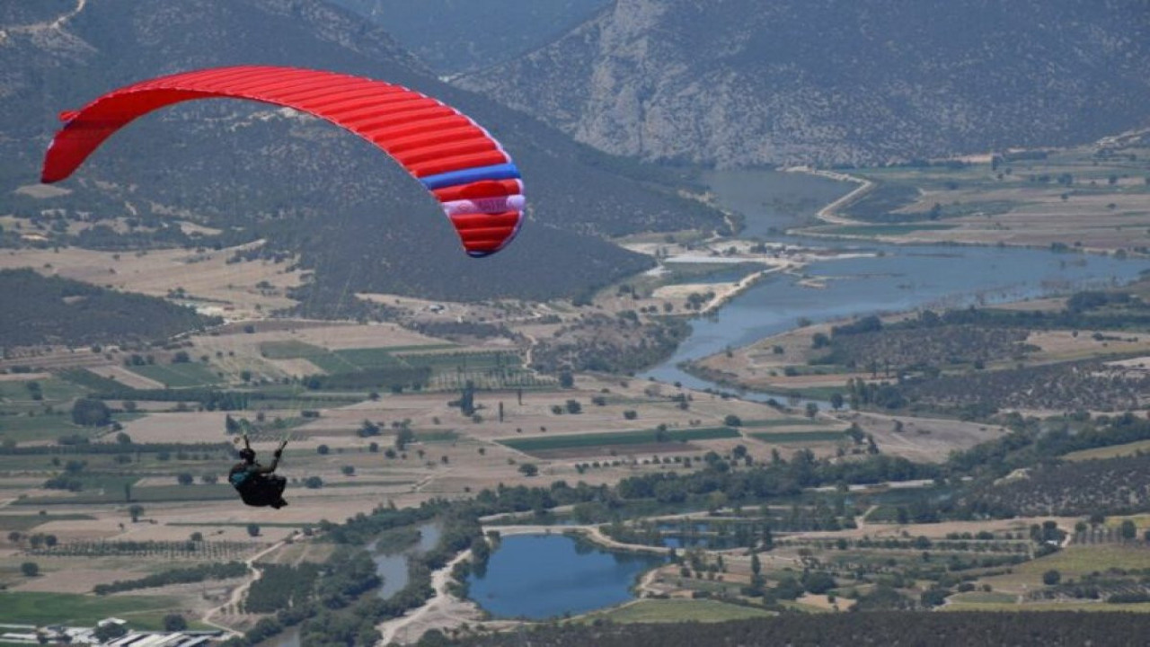 Hafta sonu 111 paraşüt Bilecik semalarını süsledi