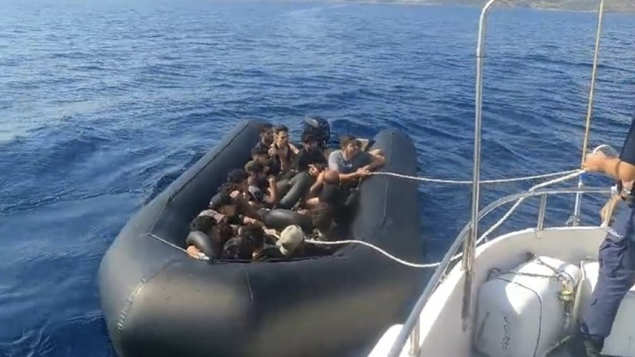 Ayvacık açıklarında 20 kaçak yakalandı