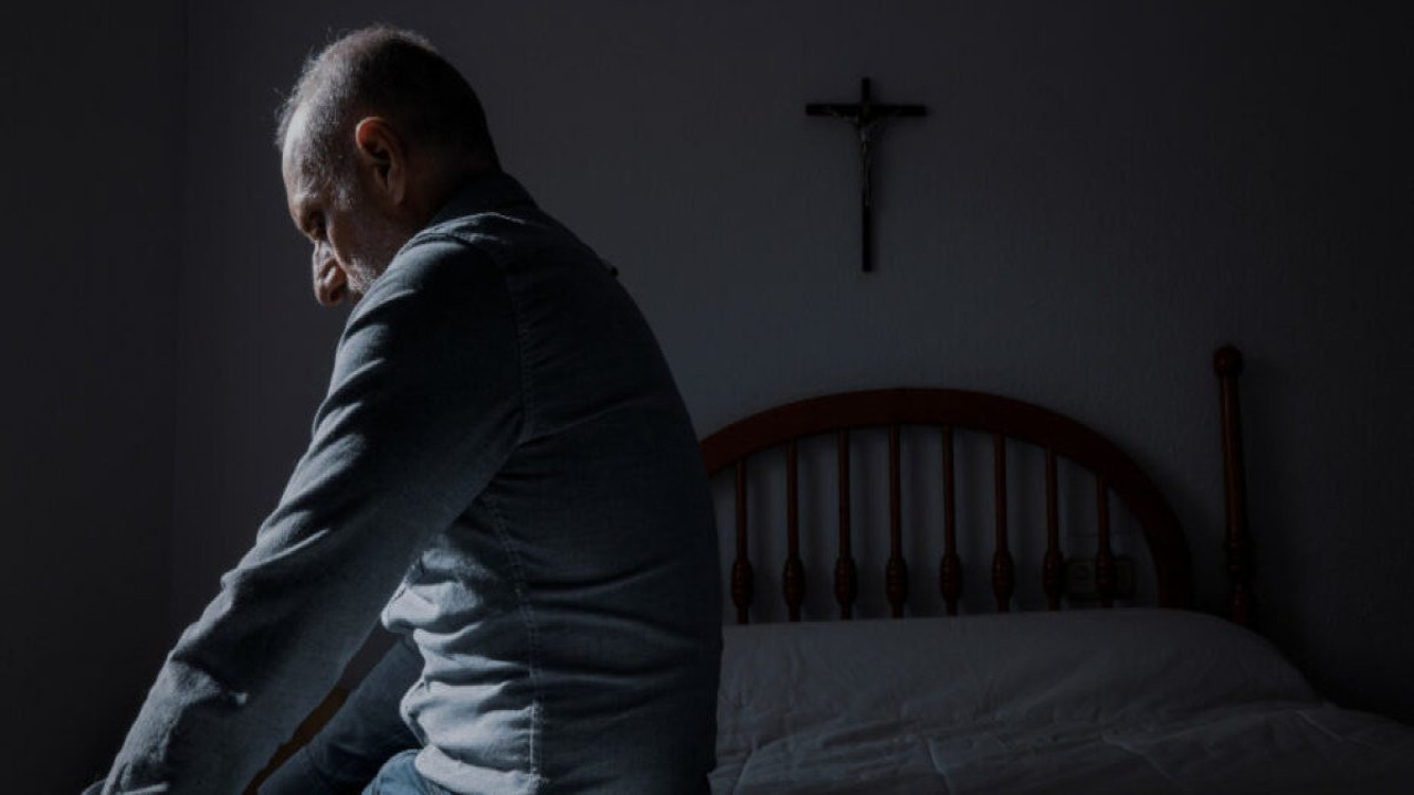 Baba olmak için rahipliği bıraktı. Dua eden kadına tutuldu