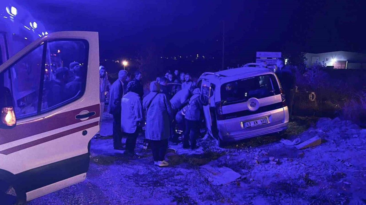 Kütahya’da işçi servisi ile otomobil çarpıştı: 10 yaralı