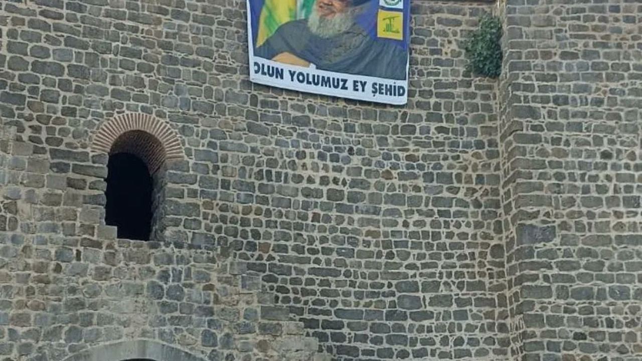 Diyarbakır surlarına Nasrallah’ın posterini astılar