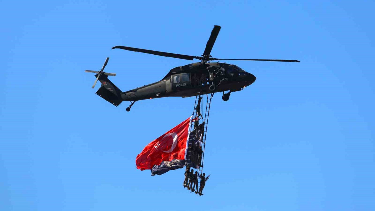 TEKNOFEST’te Polis Özel Harekat ekiplerinin gösterisi nefes kesti