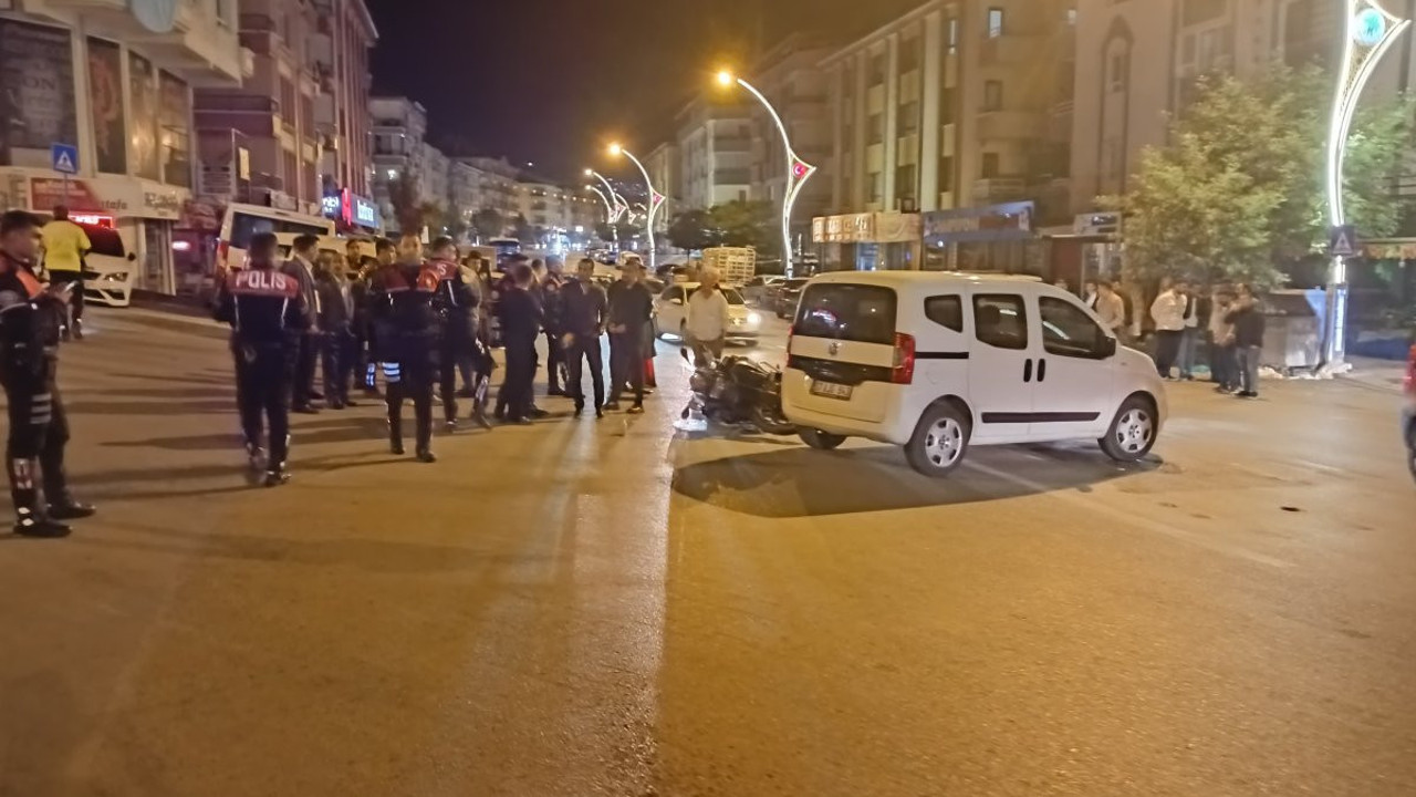 Hafif ticari araçla polis motosikleti çarpıştı: 2 polis yaralandı