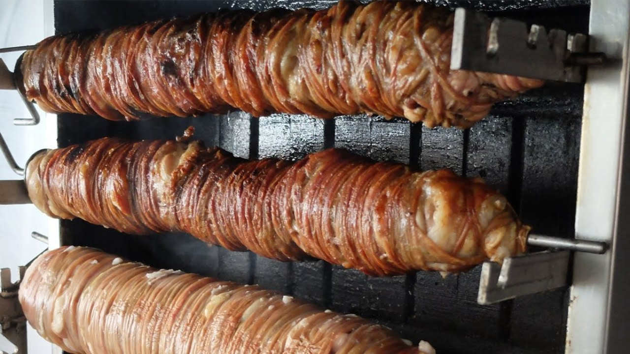 Kebap ve kokoreçe alkol karıştırmışlar. Domuz etinden sonra yeni skandal