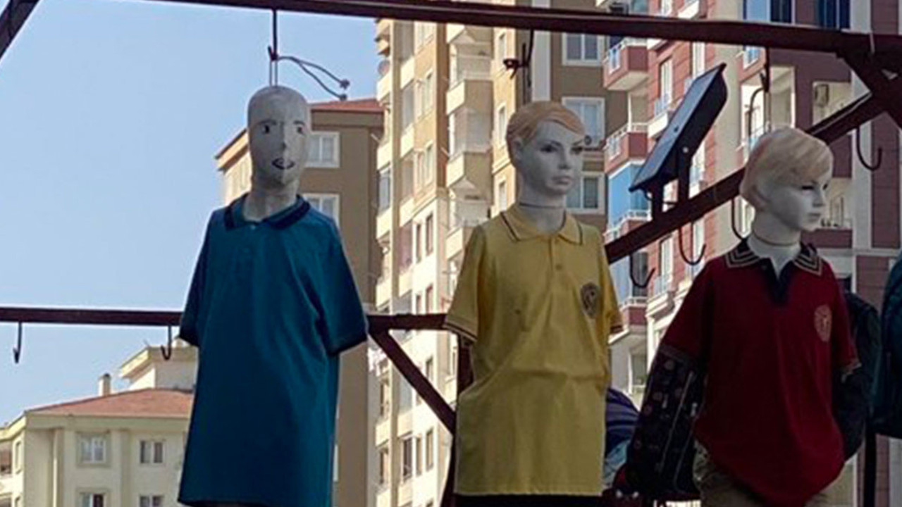 Mankenleri boynuna ip bağlayıp sallandırdılar. Böyle reklam mı olur?