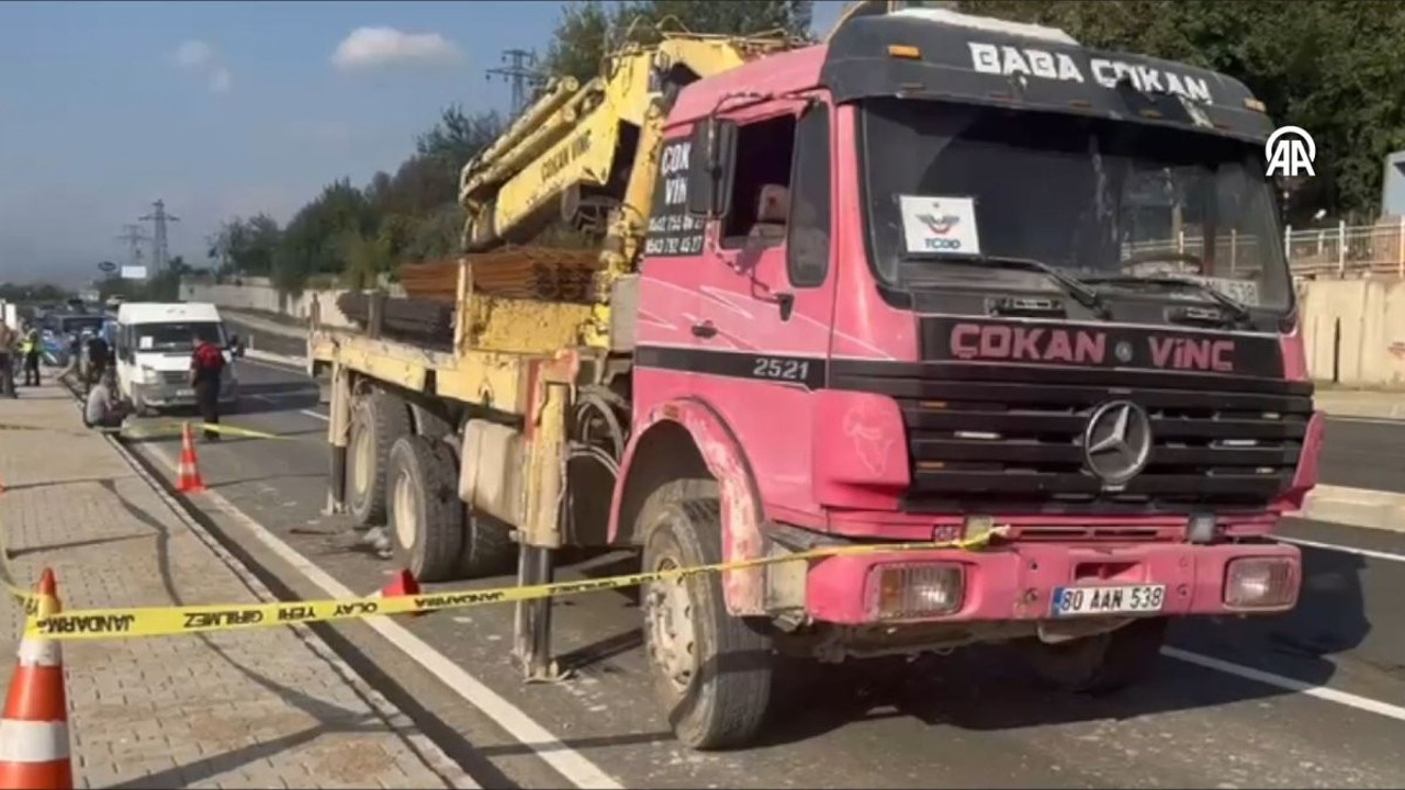 Osmaniye'de geri manevra yapan vincin altında kalan işçi ağır yaralandı