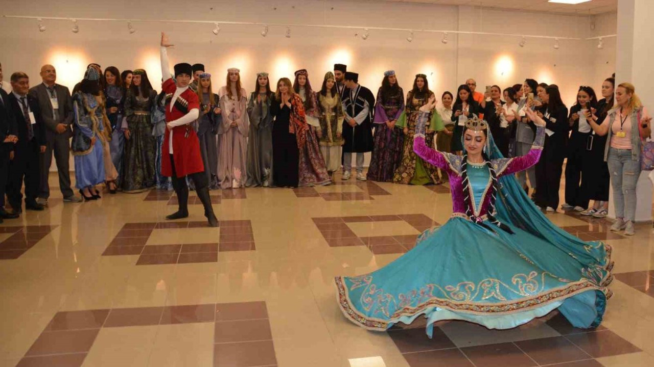 Azerbaycan’ın milli kıyafetleri İzmir'de