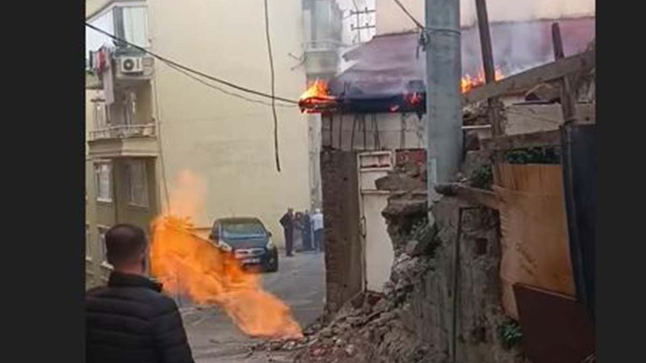Doğalgaz borusu delindi: Yükselen alevler evin çatısına sıçradı