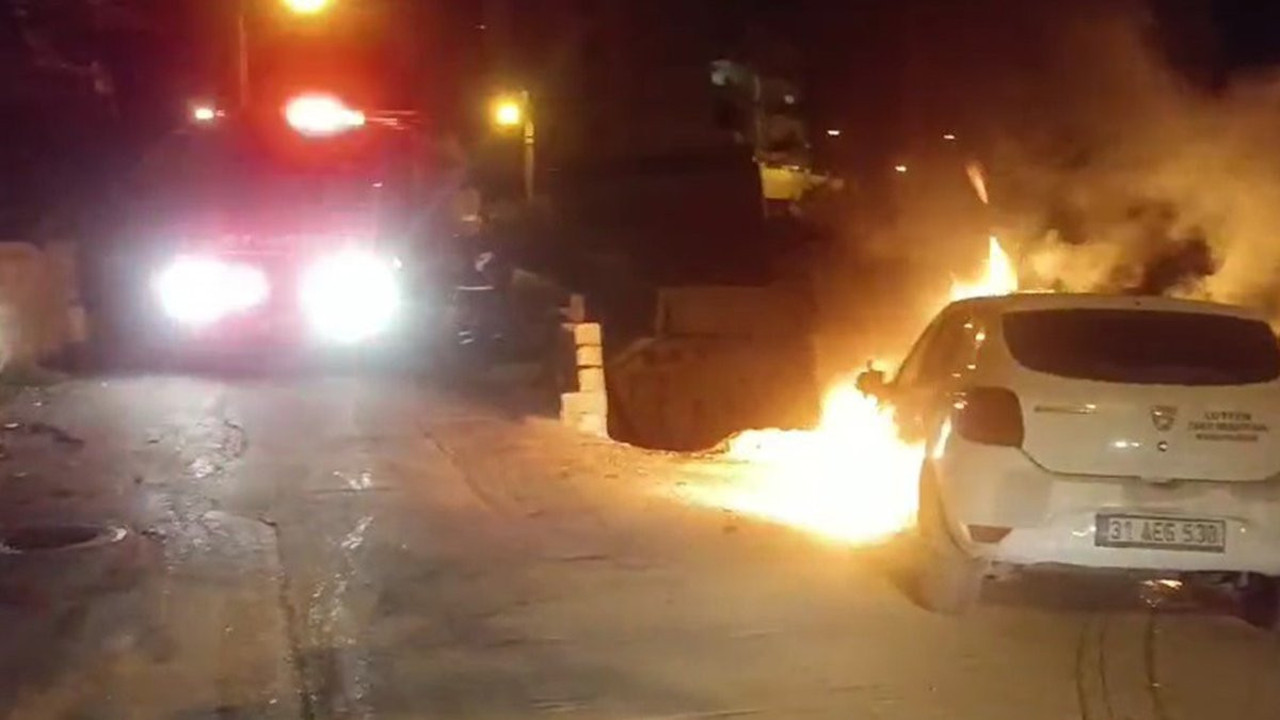 Park halindeki araç alev aldı (09 Kasım 2024)