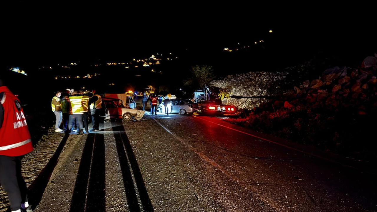 Rize'de 3 araç birbirine girdi: 2 ölü, 8 yaralı