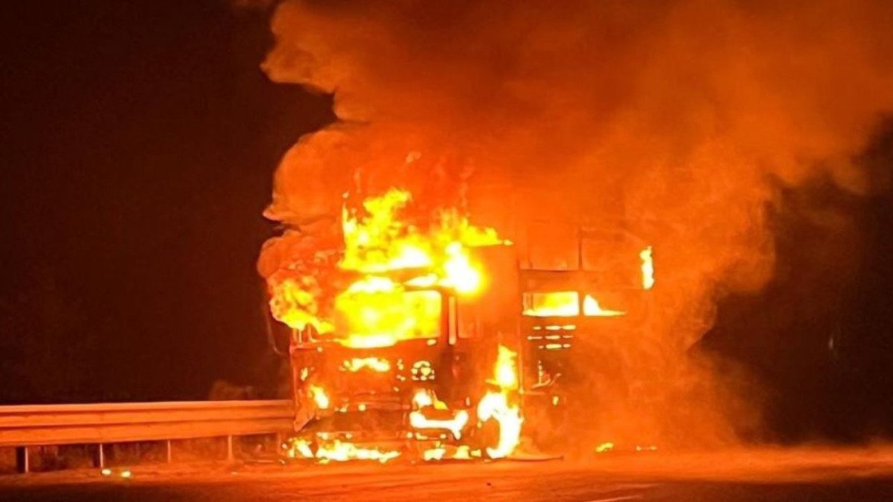 Seyir halindeki tır alev alev yandı (13 Kasım 2024)